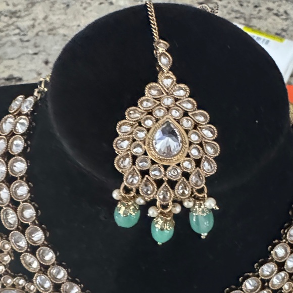 Elegant Gold and Green Jewelry Set - Picture 4 of 5